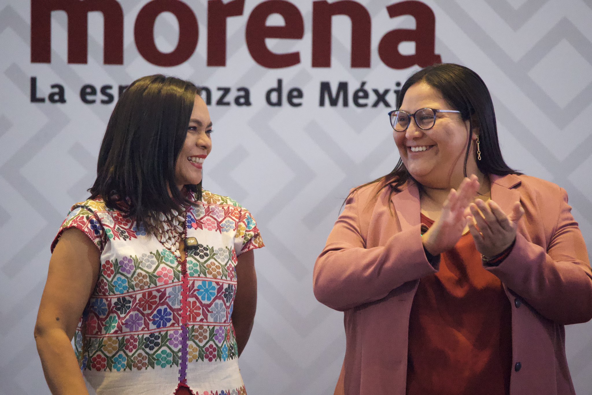 Beatriz Mojica junto a Citlalli Hernández durante un acto de Morena