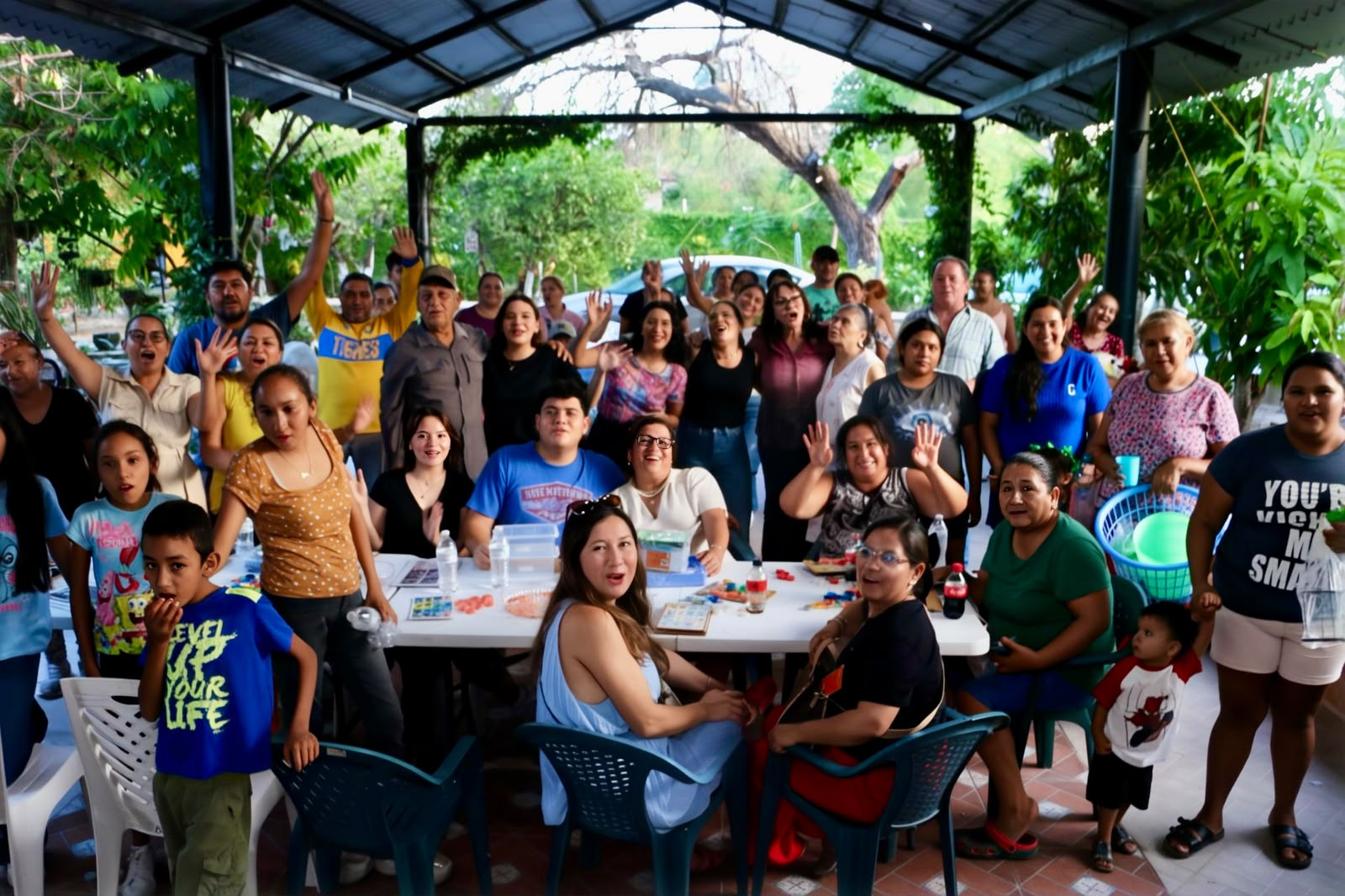 Blanca Anzaldúa durante su encuentro con habitantes de Alianza Caballeros