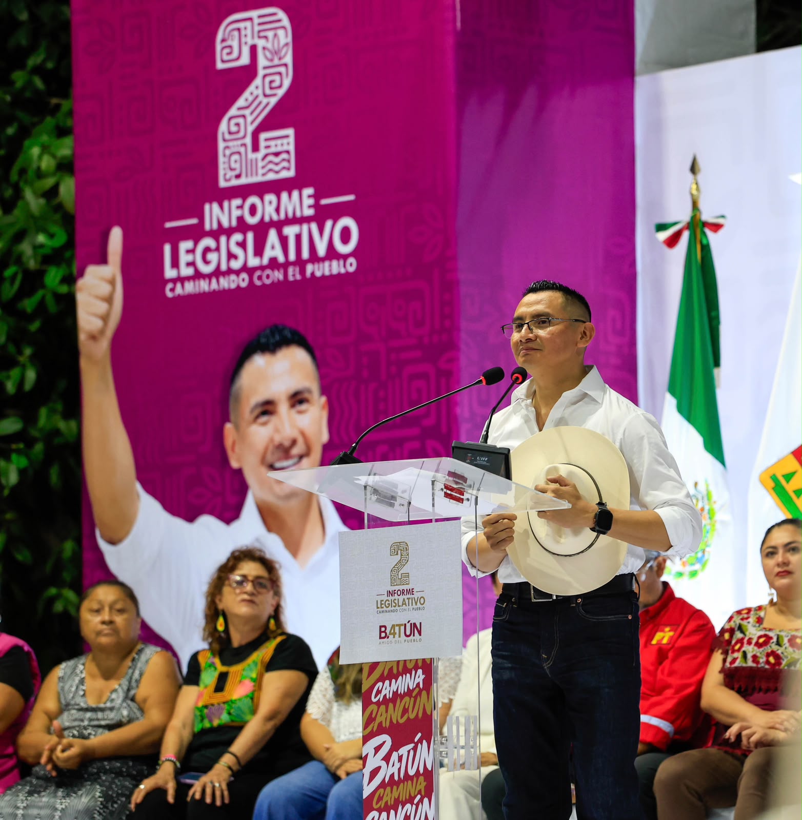 Legislador en un atril durante un segundo informe legislativo en Cancún