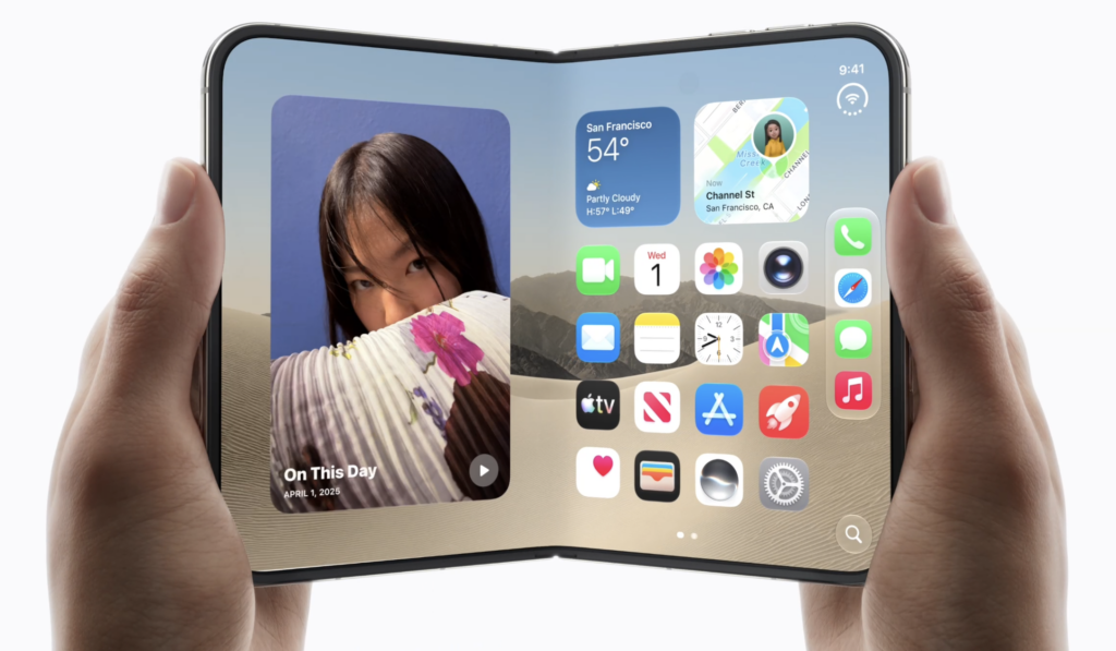 iPhone Duo abierto mostrando su pantalla plegable sostenido entre dos manos