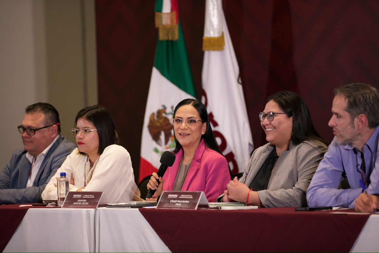 Panel de conferencia de Morena con representantes durante la presentación de encuestas estatales