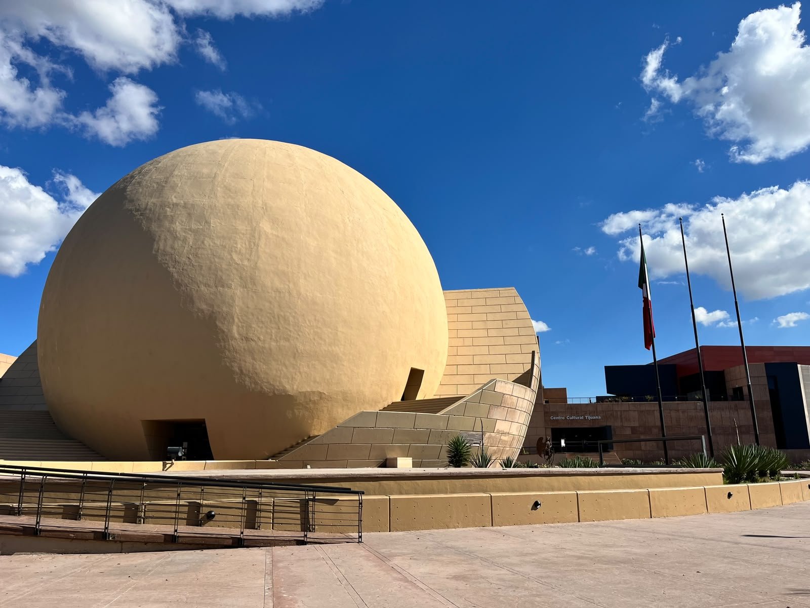 Domo IMAX y edificios del Centro Cultural Tijuana bajo un cielo azul