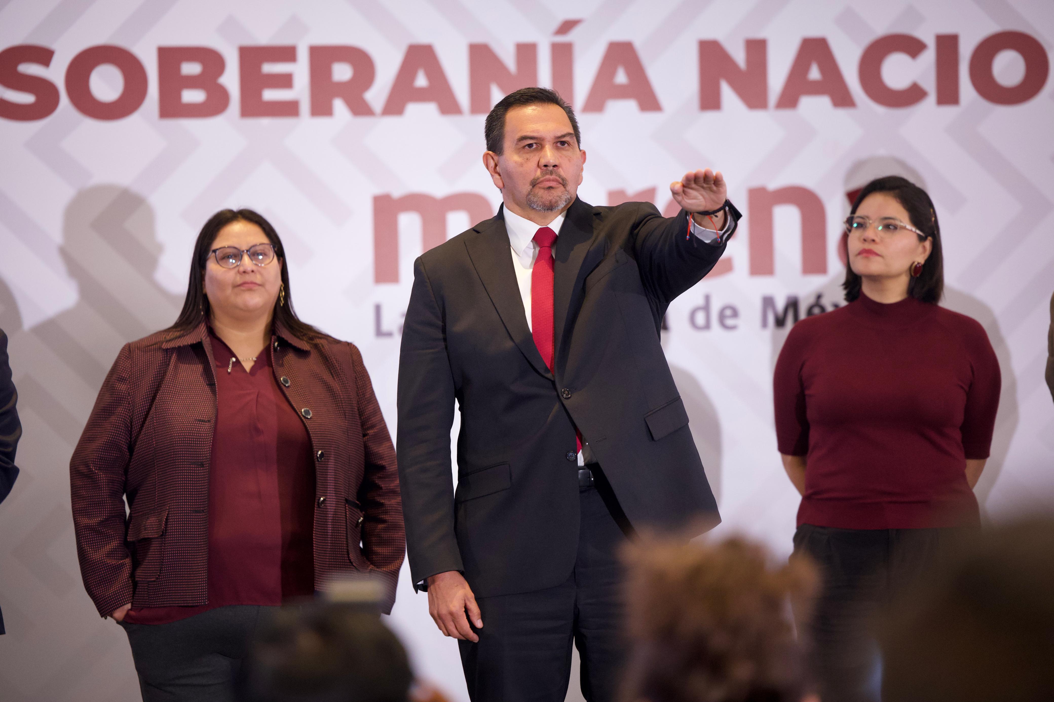 Tres personas en un escenario durante un acto político de Morena en Ciudad de México