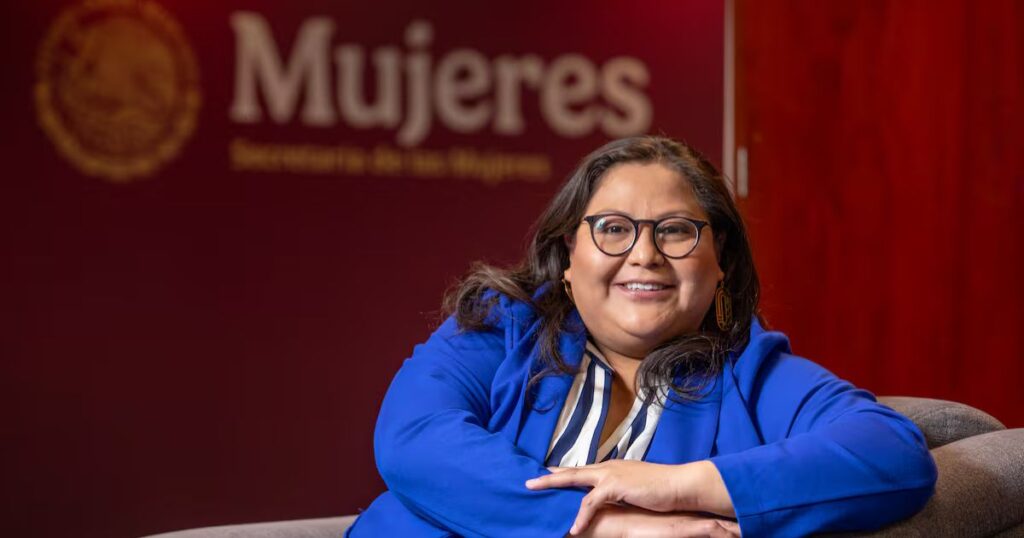 Citlalli Hernández sentada en un sillón frente a un fondo institucional