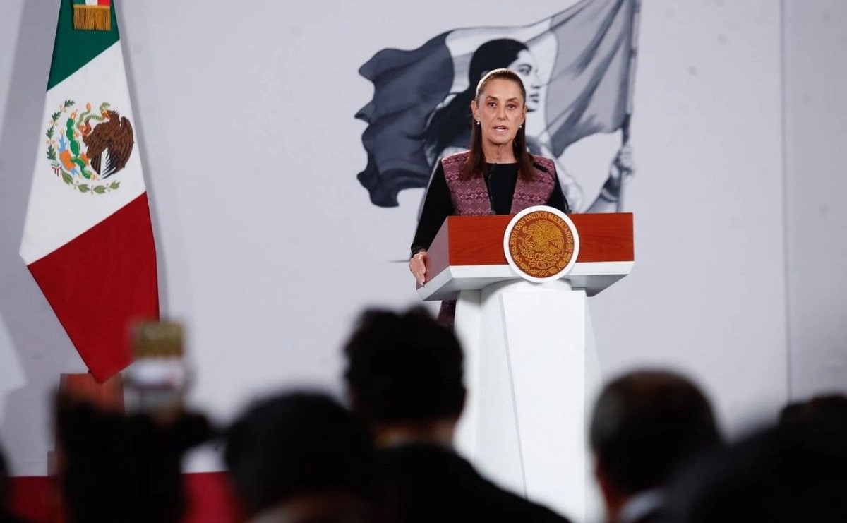 Claudia Sheinbaum habla desde un podio en Palacio Nacional