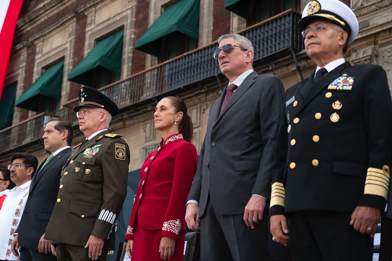 Claudia Sheinbaum encabeza el Desfile Militar 2026 acompañada por mandos de las Fuerzas Armadas
