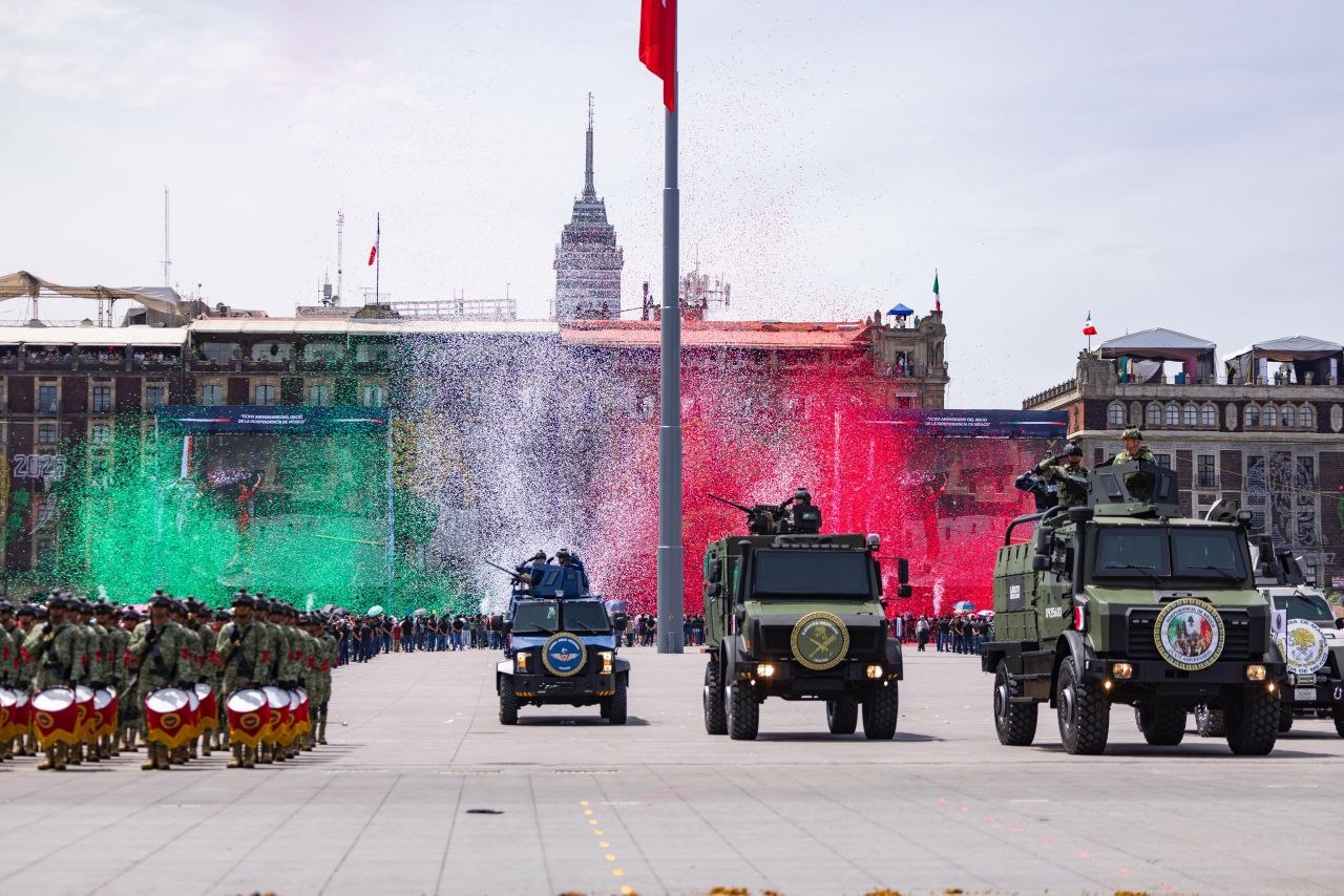 Claudia Sheinbaum ofrece un mensaje durante el Desfile Militar 2026 en el Zócalo