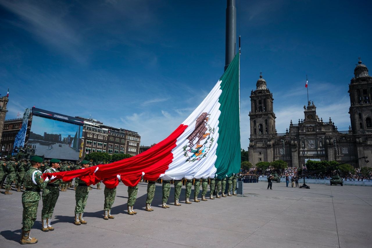 Vehículos militares avanzan por el Zócalo durante el Desfile Militar 2026 entre humo tricolor
