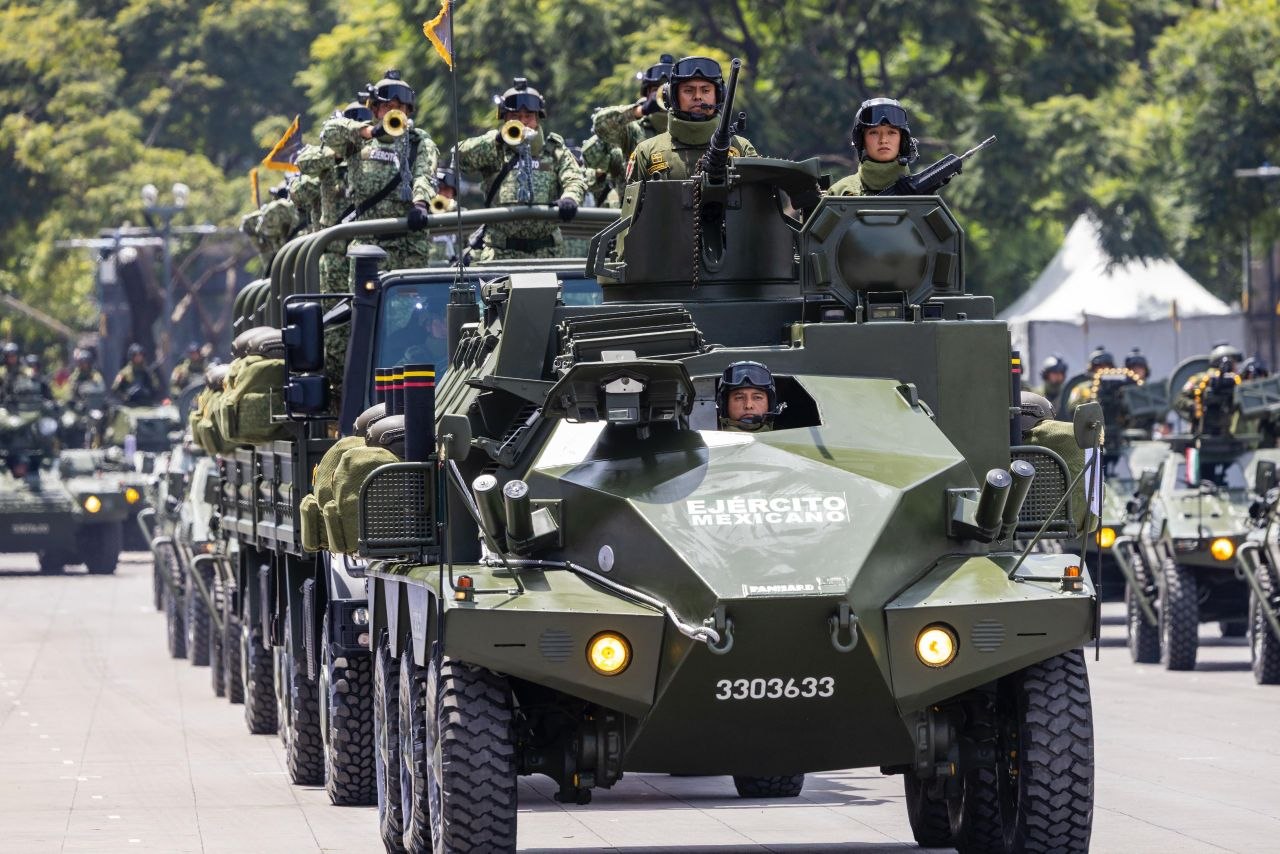 Formación de aeronaves sobrevuela humo tricolor durante el Desfile Militar 2026