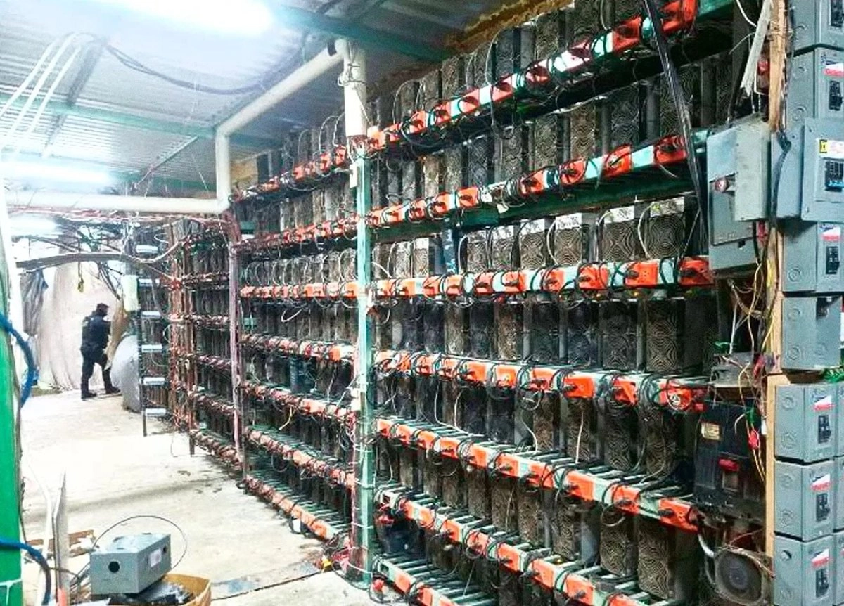 Minería de criptomonedas con filas de equipos de cómputo instalados en un inmueble de Puebla