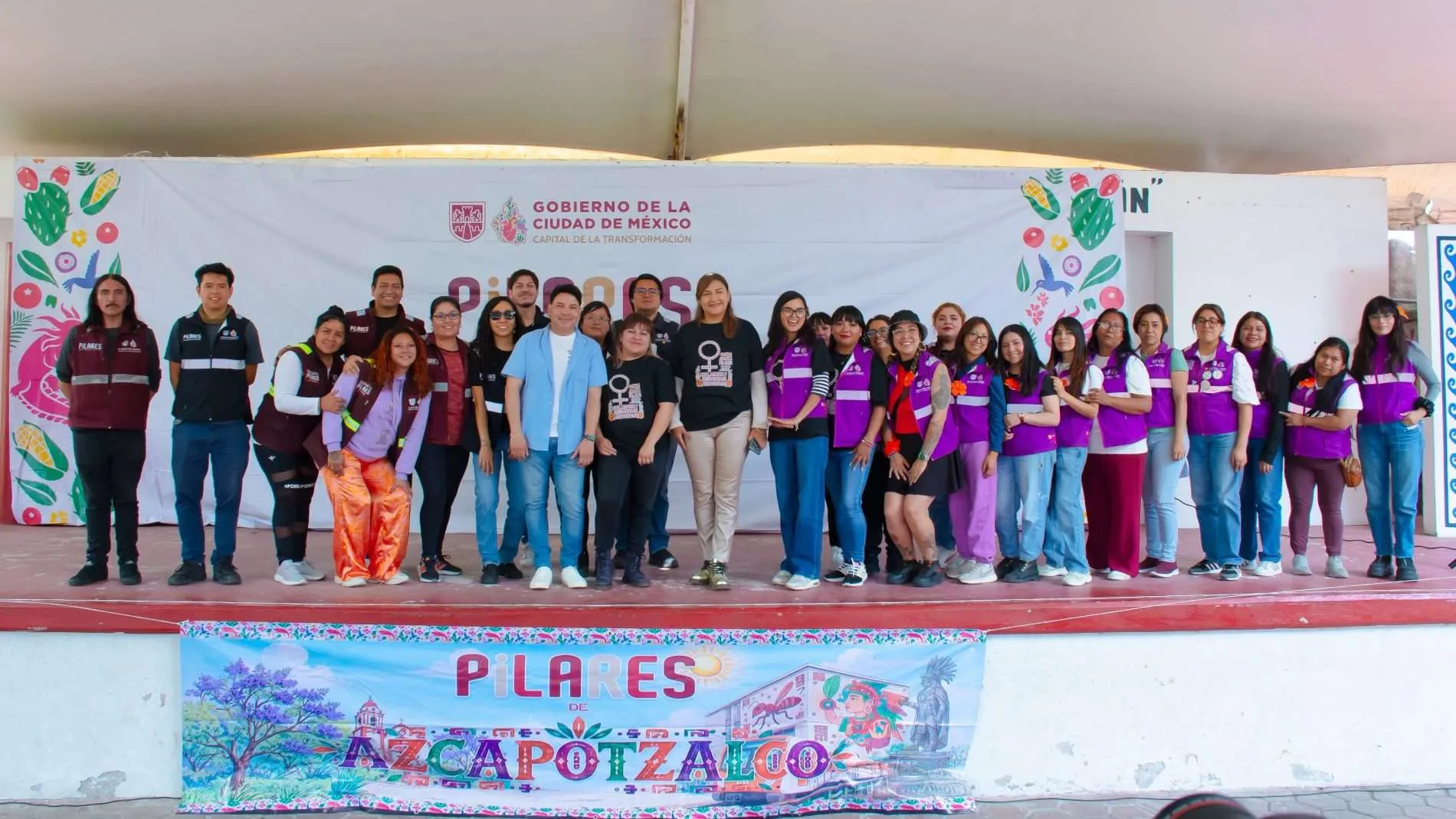 Grupo de personas posa frente a un escenario de PILARES de Azcapotzalco.