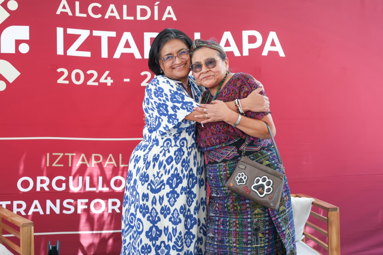 Aleida Alavez y Rigoberta Menchú durante el conversatorio Derechos Humanos y Construcción de Paz en Iztapalapa