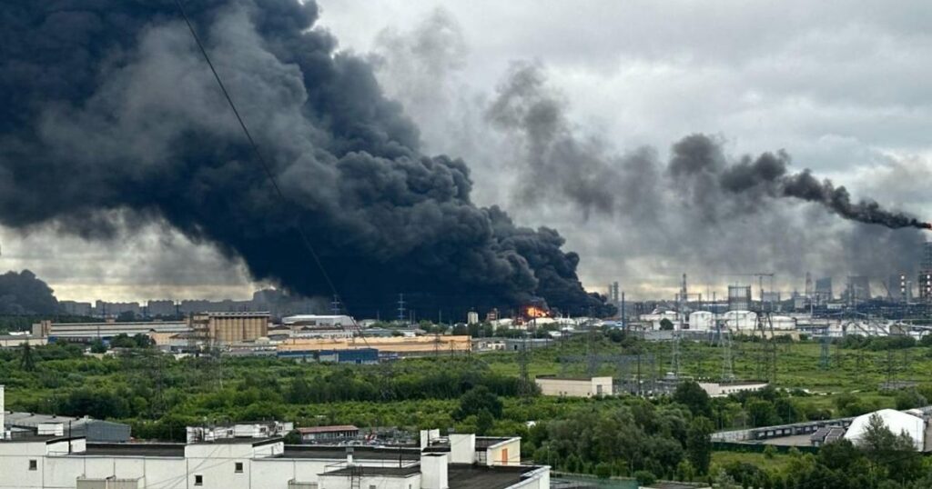 Incendio en una refinería de Moscú después de un ataque con drones