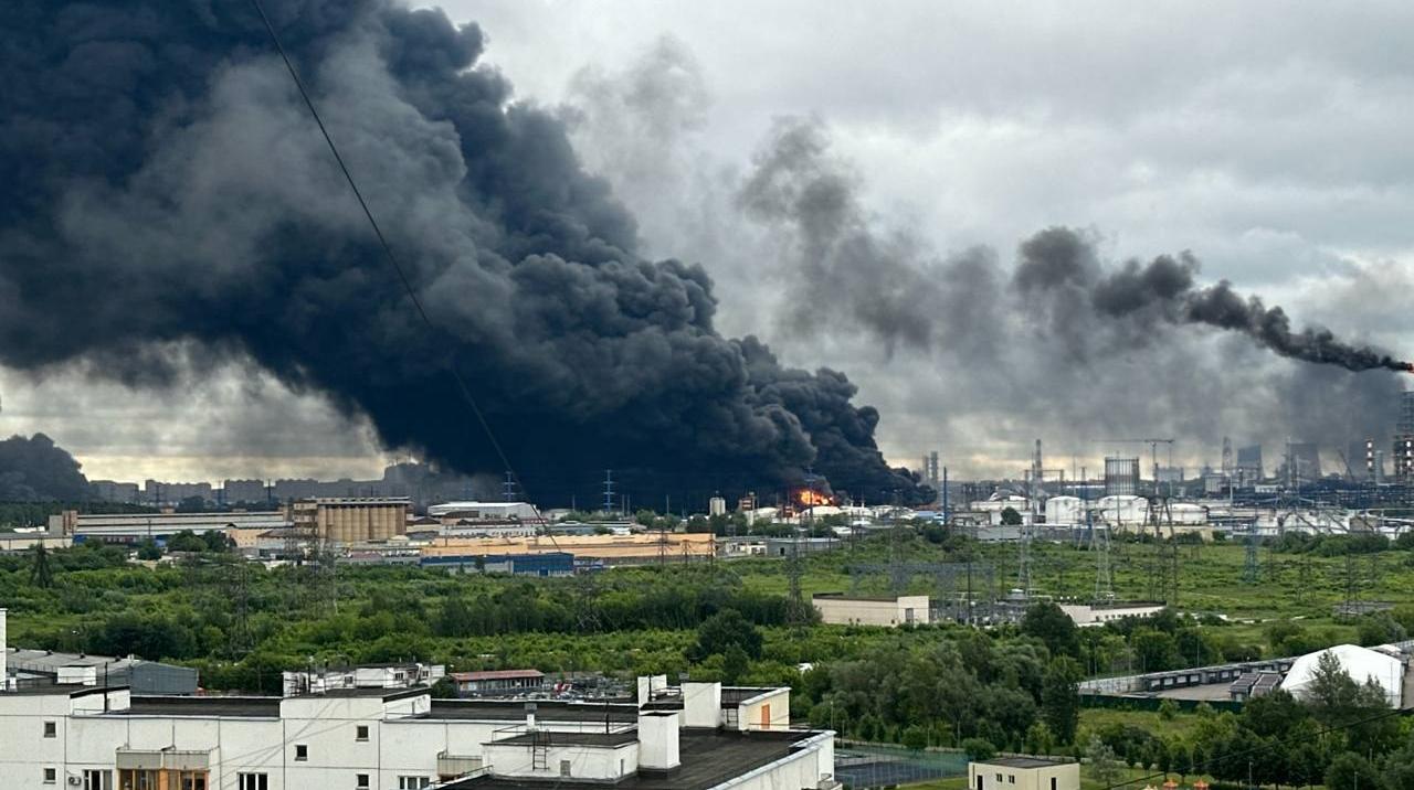 Columnas de humo negro y fuego sobre un complejo industrial
