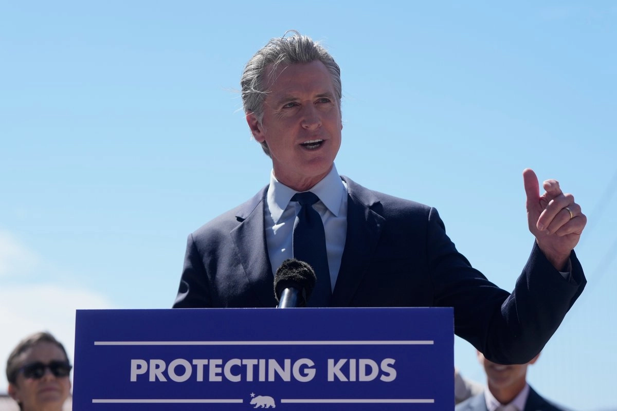 Gavin Newsom durante un acto público sobre seguridad; la nota aborda un interruptor de IA