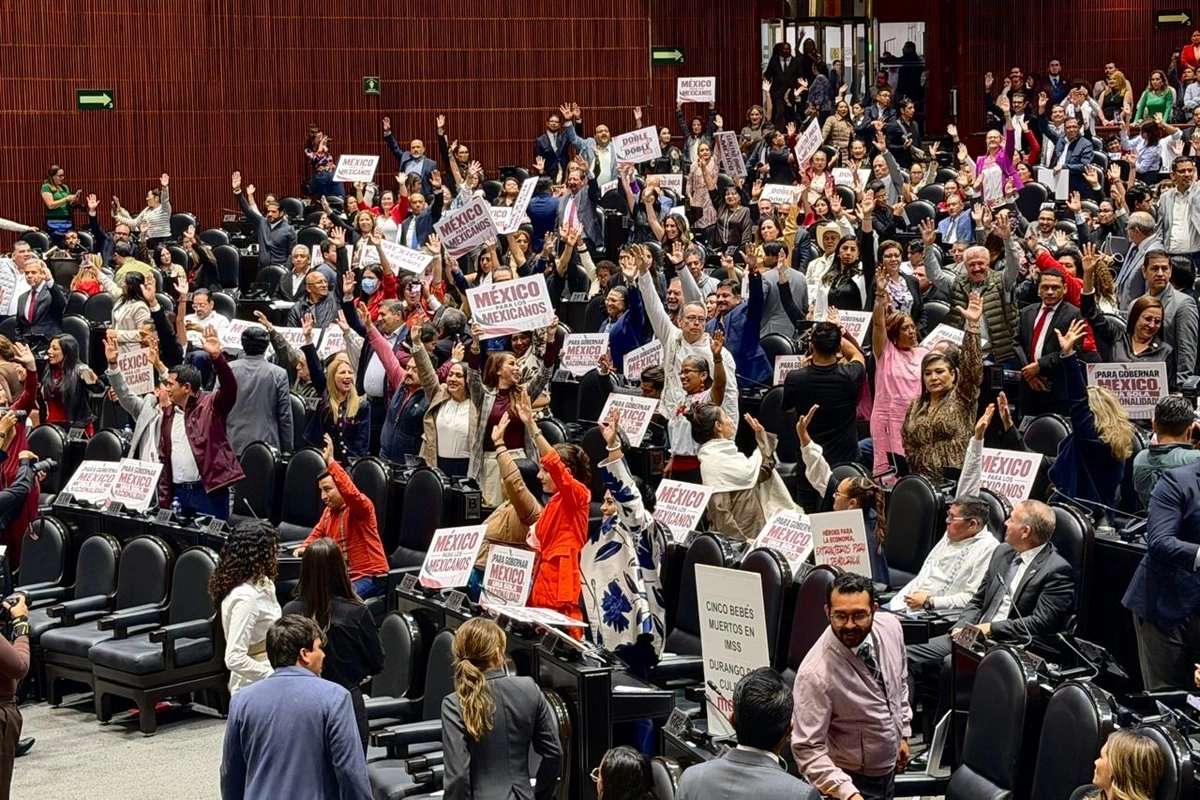 Diputadas y diputados levantan la mano en el pleno de la Cámara de Diputados