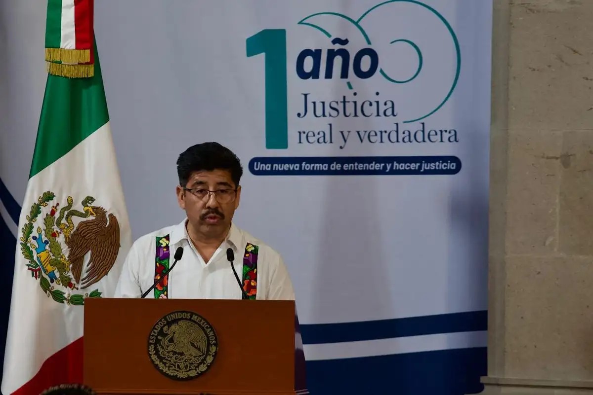 Hugo Aguilar presenta el balance del primer año del Poder Judicial frente a un podio