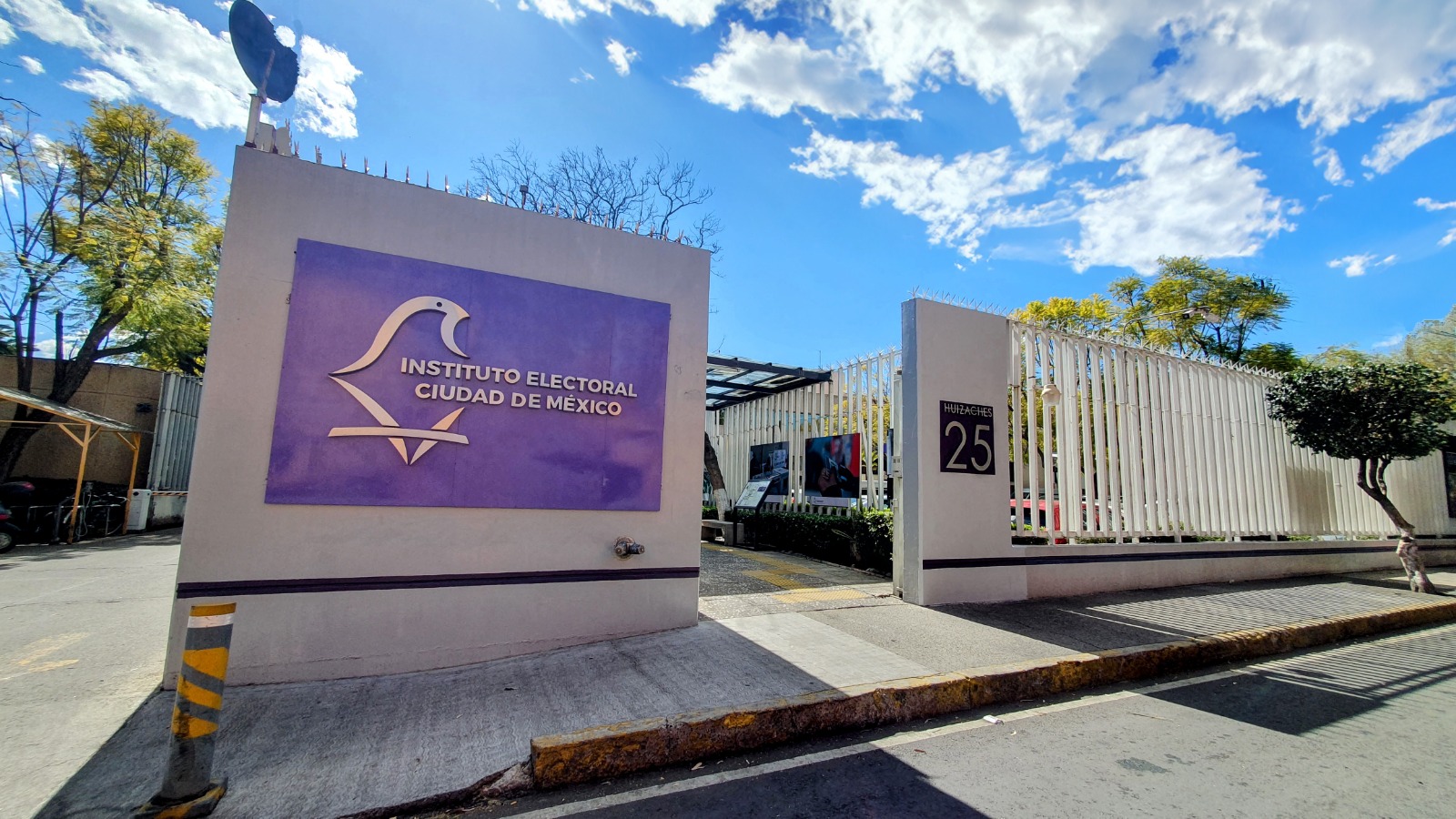 Fachada del Instituto Electoral de la Ciudad de México en la calle Huizaches
