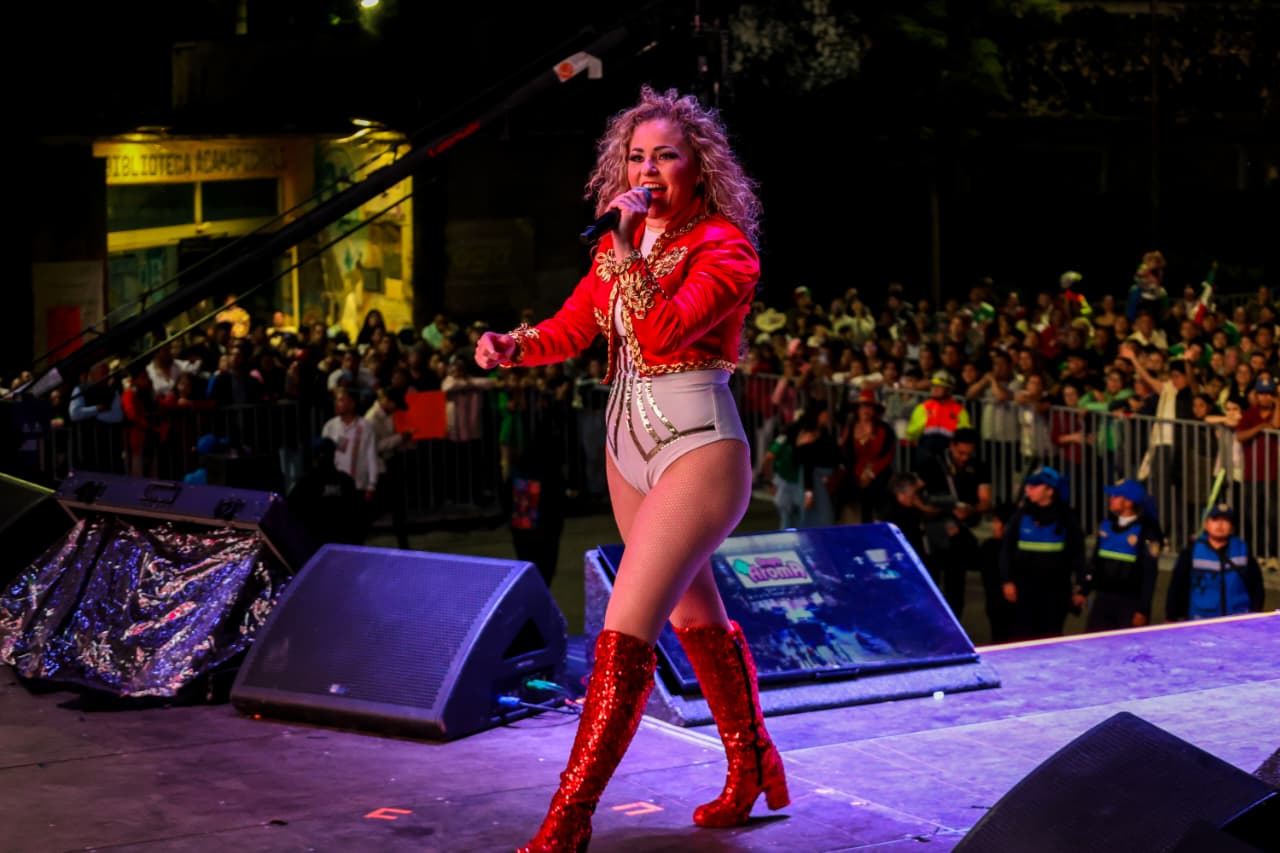 Artista se presenta en el escenario de las fiestas patrias de Iztapalapa