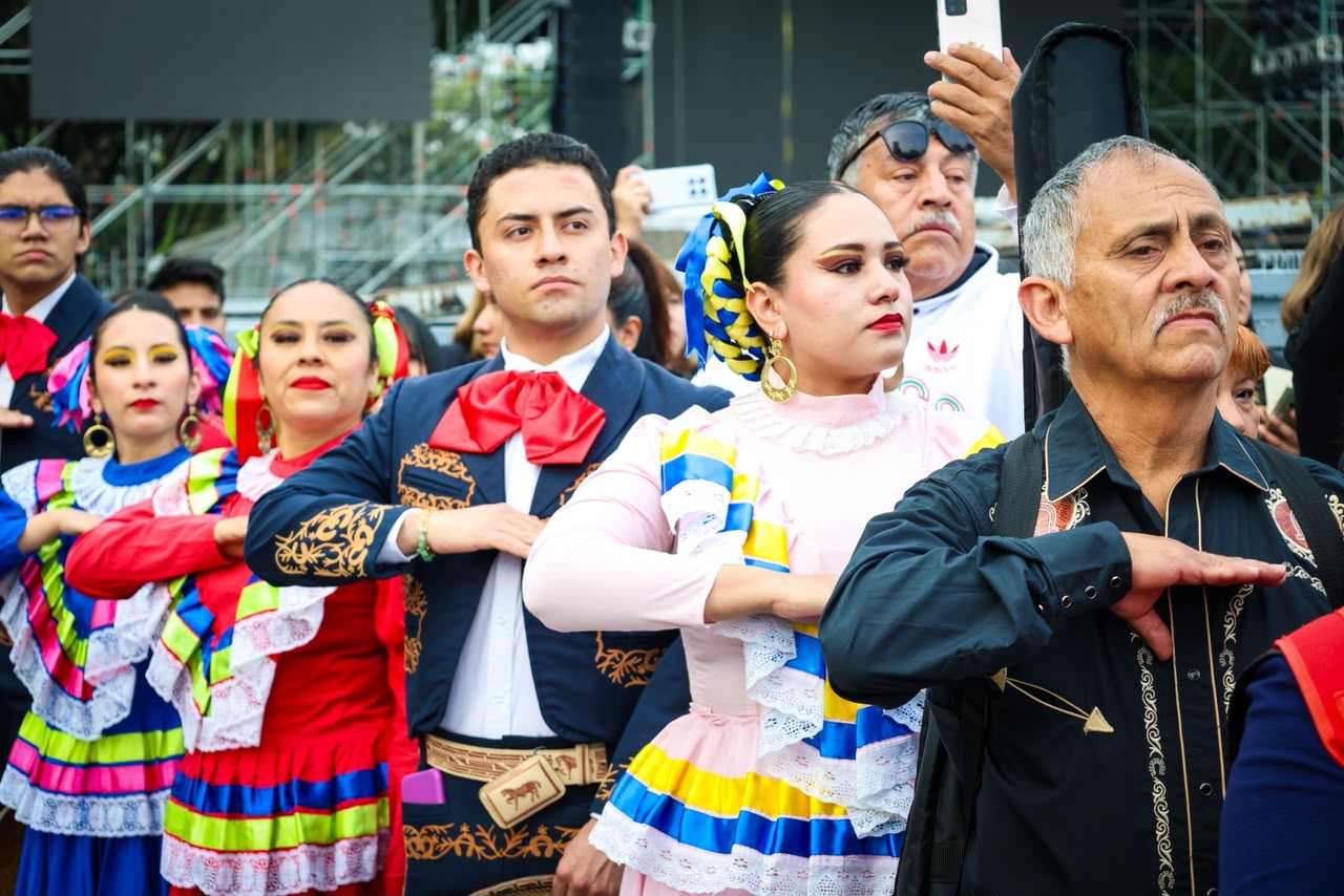 Bandera Nacional ondea sobre la explanada del Jardín Cuitláhuac durante la ceremonia en Iztapalapa