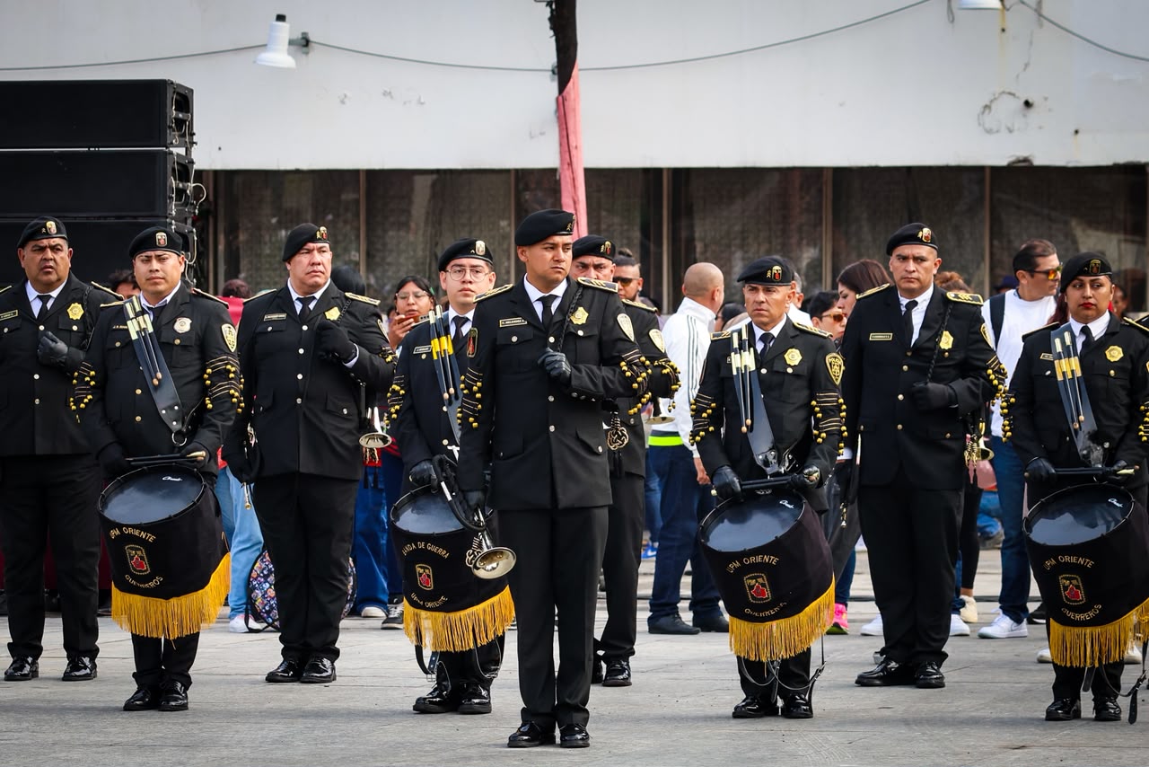 Integrantes de una banda de guerra participan en la ceremonia cívica realizada en Iztapalapa