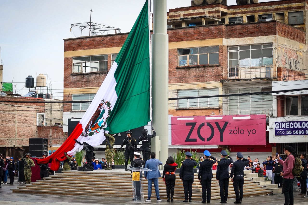 Aleida Alavez ofrece un mensaje durante la ceremonia de izamiento de la Bandera Nacional en Iztapalapa