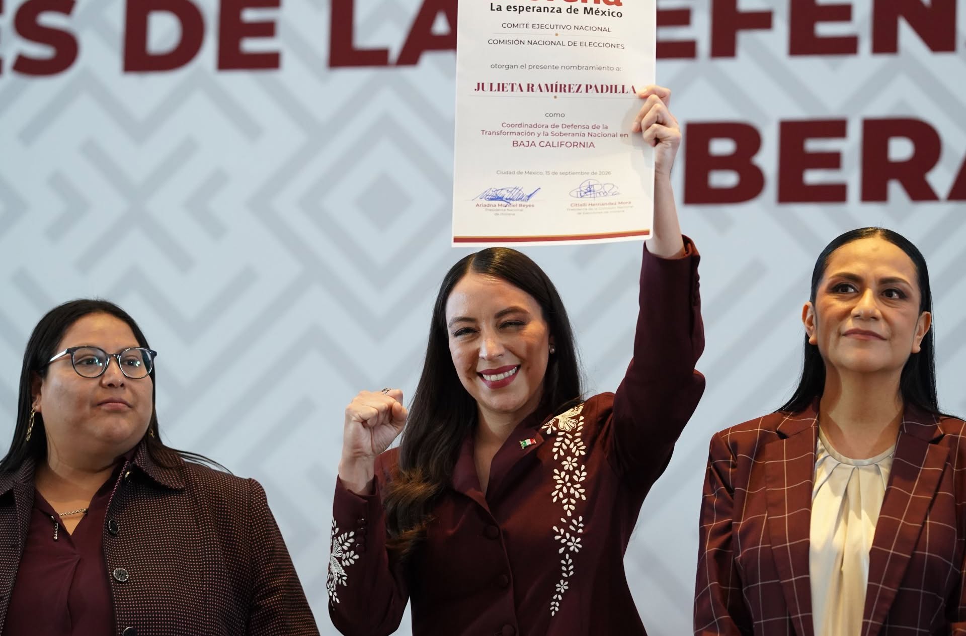 Mujer sostiene el nombramiento de Julieta Ramírez como coordinadora de Morena en Baja California