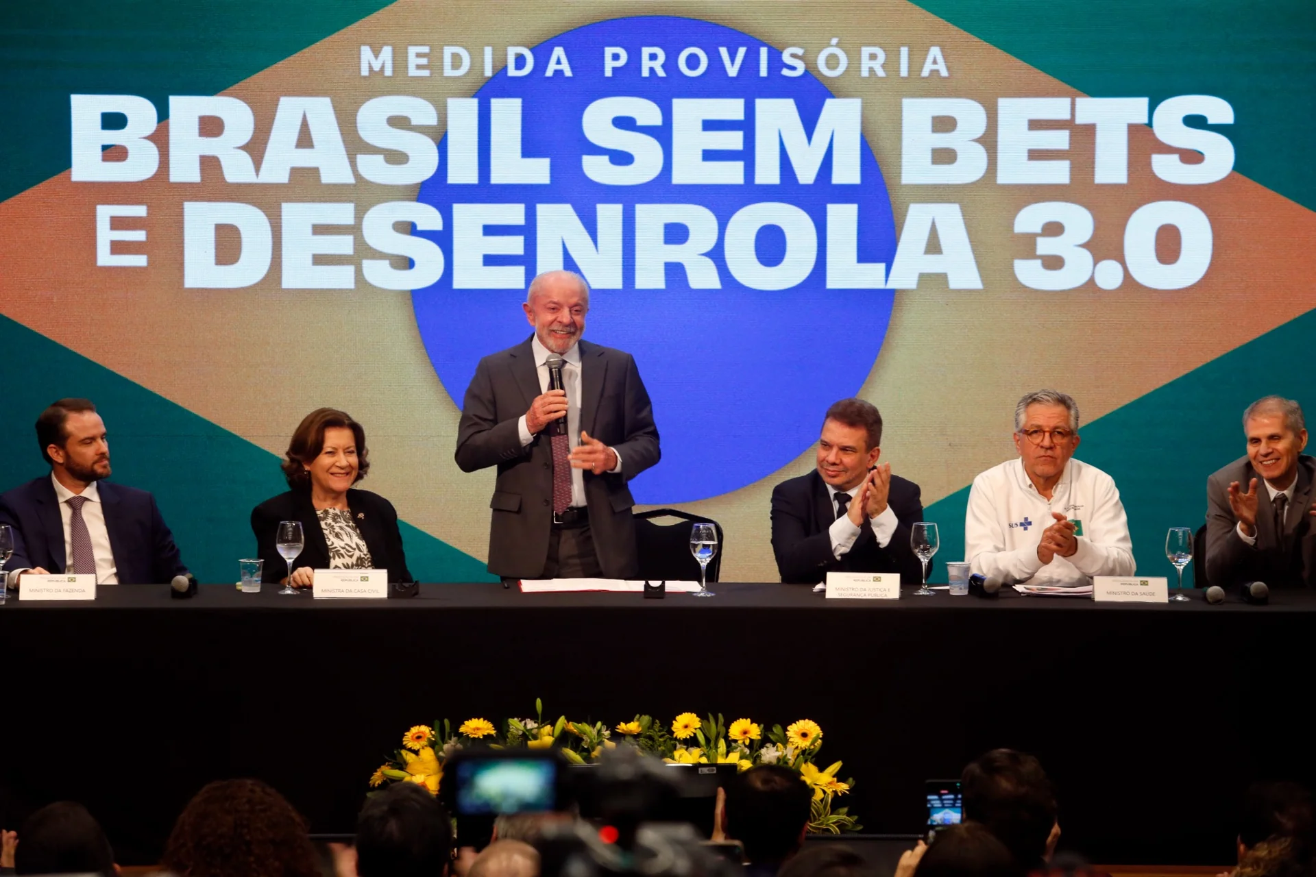 Luiz Inácio Lula da Silva presenta medidas del programa Brasil sem Bets y Desenrola 3.0 junto a integrantes de su gobierno en São Paulo.