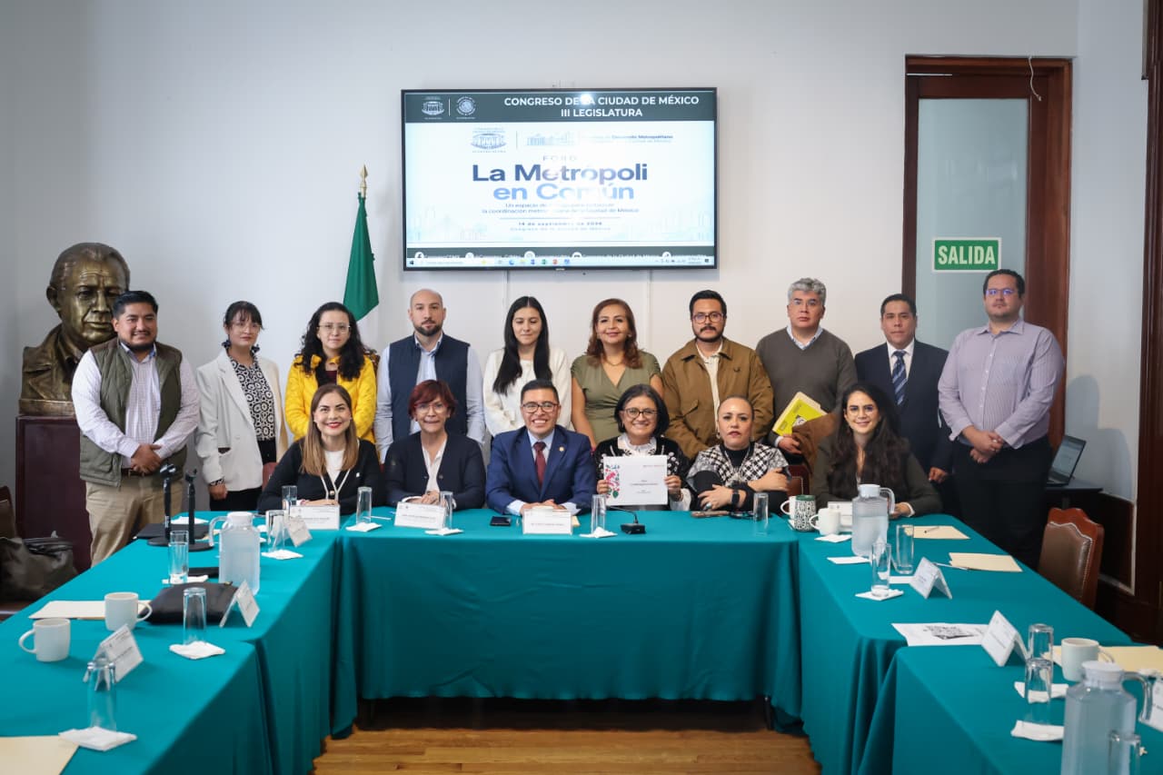 Participantes del foro La Metrópoli en Común en el Congreso de la Ciudad de México