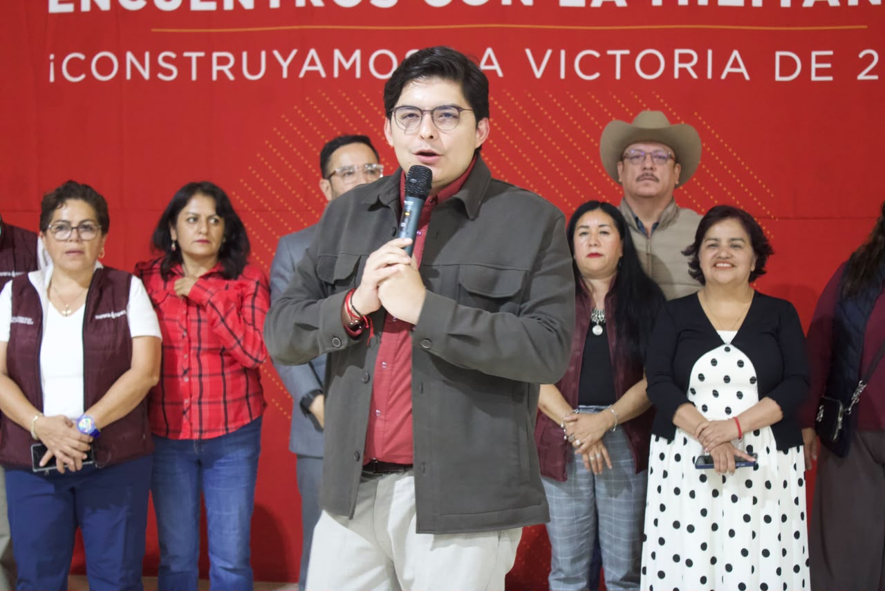 Militantes participan en una mesa de trabajo durante un encuentro de Morena CDMX