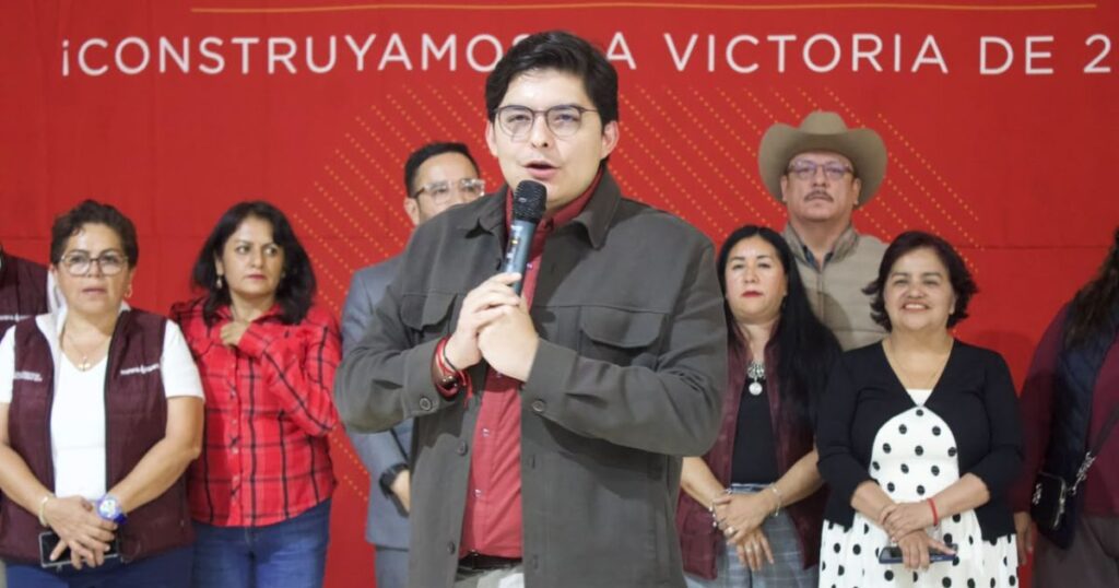 Militantes participan en una mesa de trabajo durante un encuentro de Morena CDMX