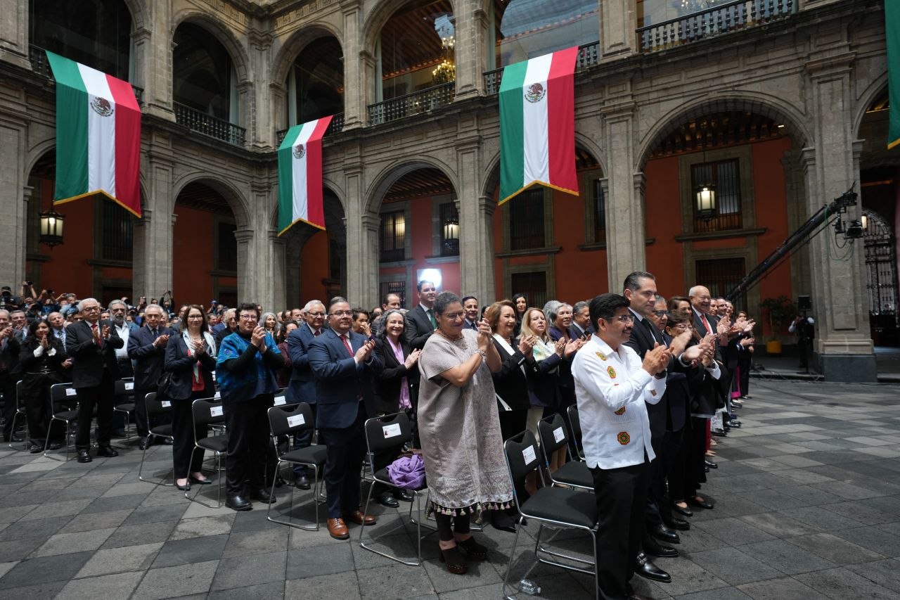 Vista amplia del patio de Palacio Nacional durante el Segundo Informe de Gobierno con asistentes de pie aplaudiendo