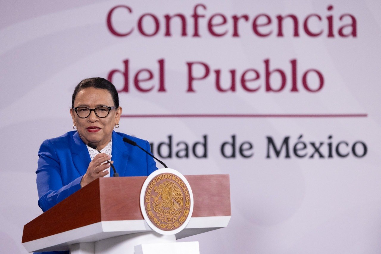 Rosa Icela Rodríguez durante una intervención en la Conferencia del Pueblo desde el podio oficial con el Escudo Nacional