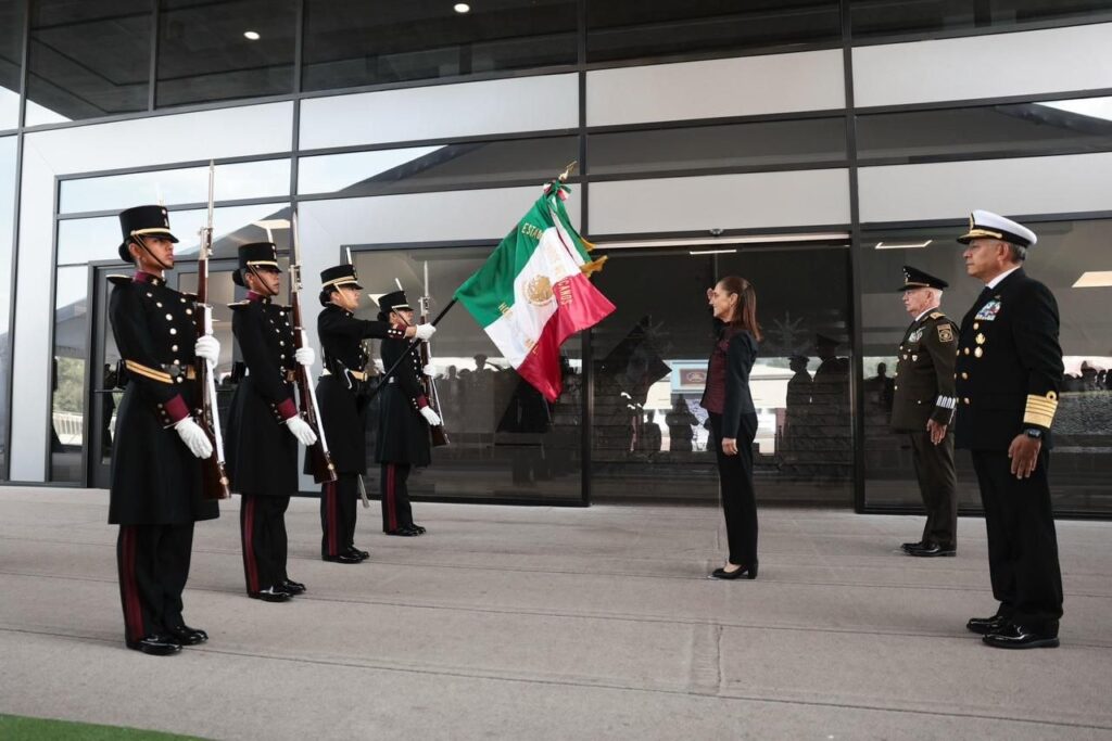 Presidenta de México rinde honores a la Bandera Nacional durante ceremonia en el Heroico Colegio Militar