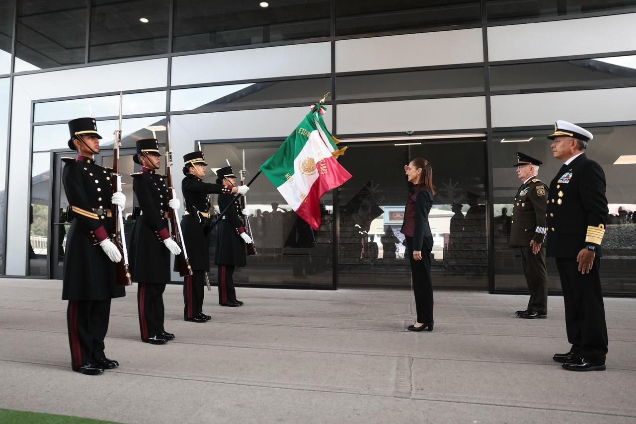 Presidenta de México rinde honores a la Bandera Nacional durante ceremonia en el Heroico Colegio Militar