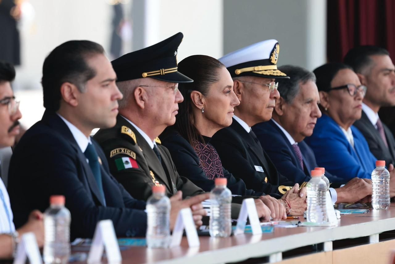 Presidenta de México junto a autoridades civiles y mandos militares durante ceremonia del Heroico Colegio Militar