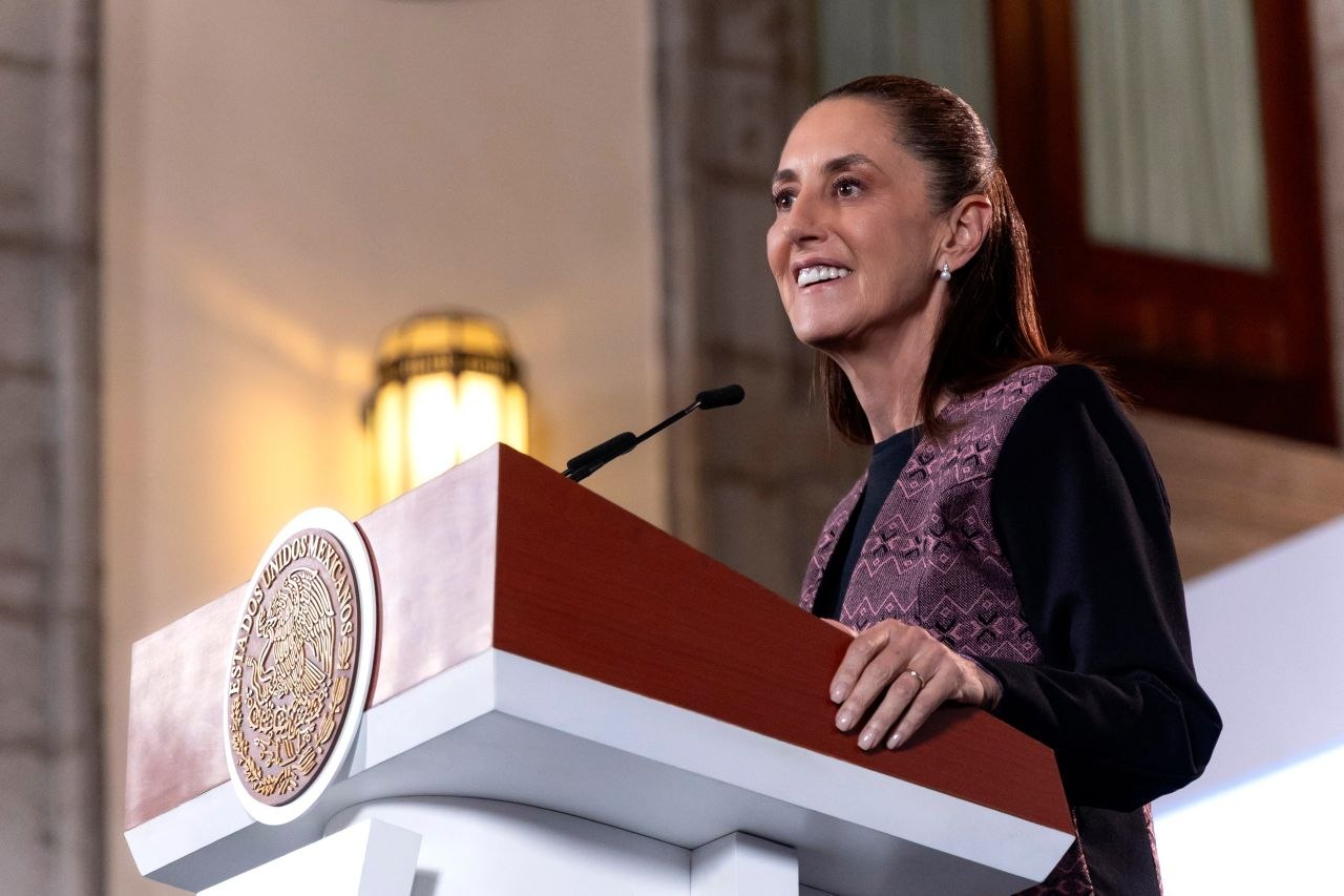 Presidenta de México habla desde el podio presidencial durante una presentación pública
