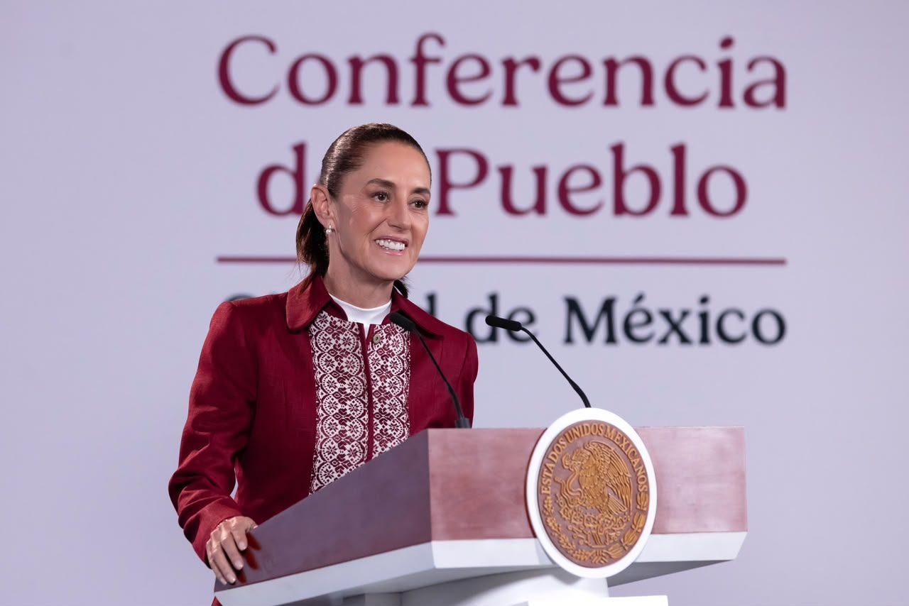 Claudia Sheinbaum durante la Conferencia del Pueblo desde el podio presidencial