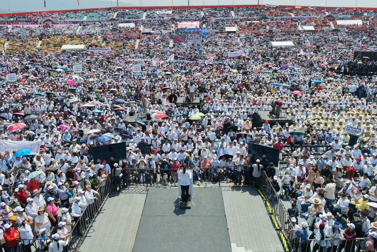 Multitud reunida en un estadio durante un acto público sobre Bienestar en Chiapas