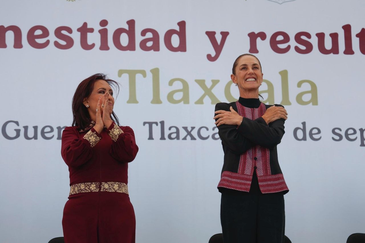 Claudia Sheinbaum y Lorena Cuéllar durante la gira sobre Bienestar en Tlaxcala
