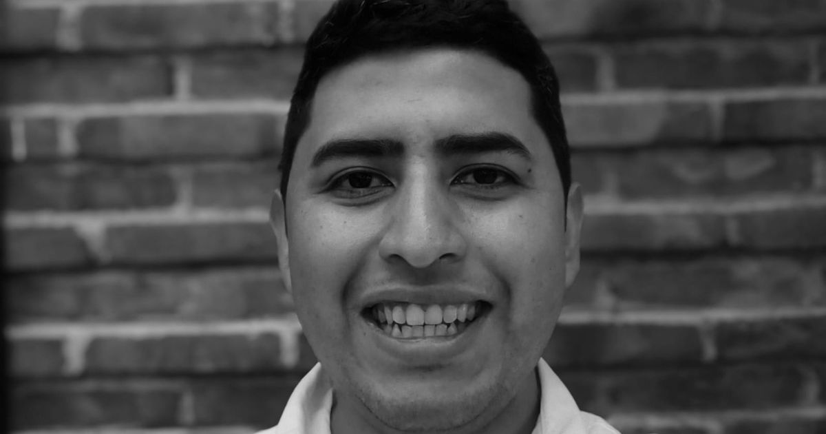 Retrato en blanco y negro del autor de la columna frente a un muro de ladrillo