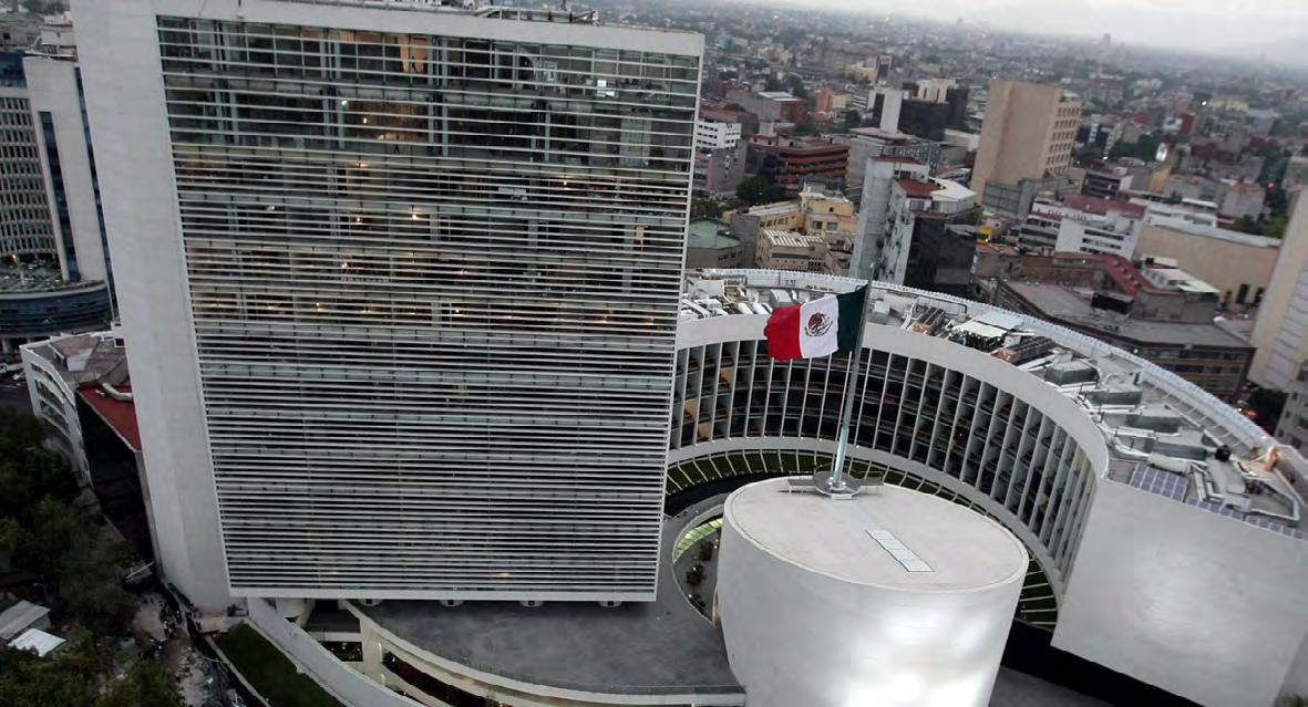 Vista aérea del Senado de la República en Ciudad de México, con la bandera nacional al centro