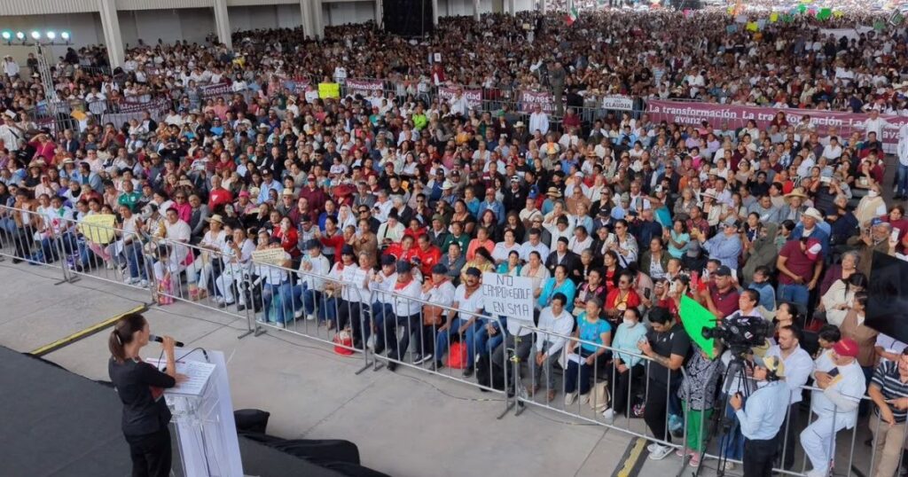 Vista amplia de asistentes reunidos en un evento público dentro de un recinto sobre agua para Guanajuato