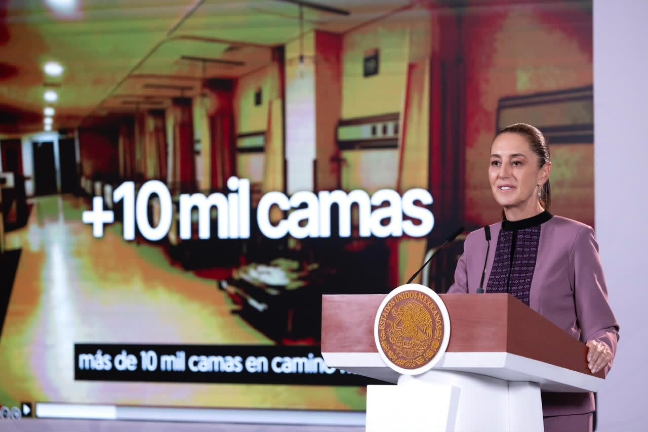 Claudia Sheinbaum presenta una lámina sobre más de 10 mil camas durante una conferencia