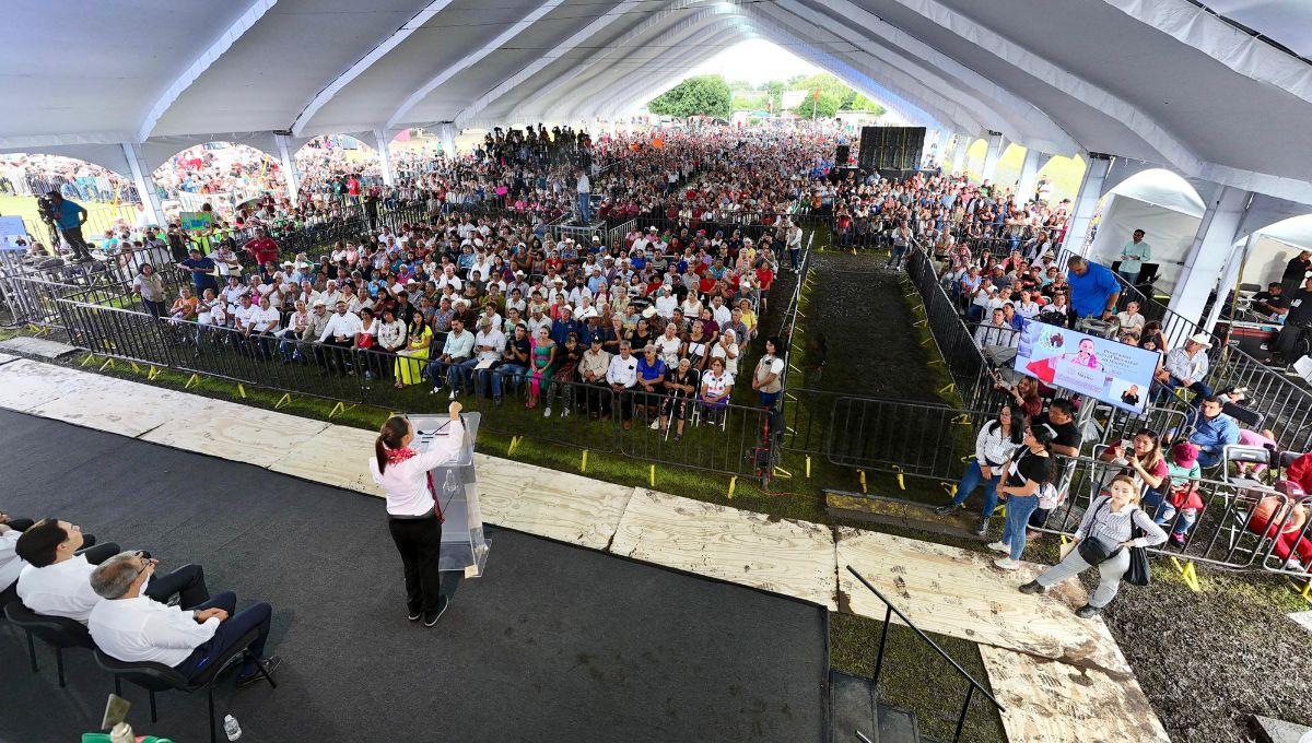 Presidenta Claudia Sheinbaum durante la gira Sheinbaum Morelos con asistentes al fondo