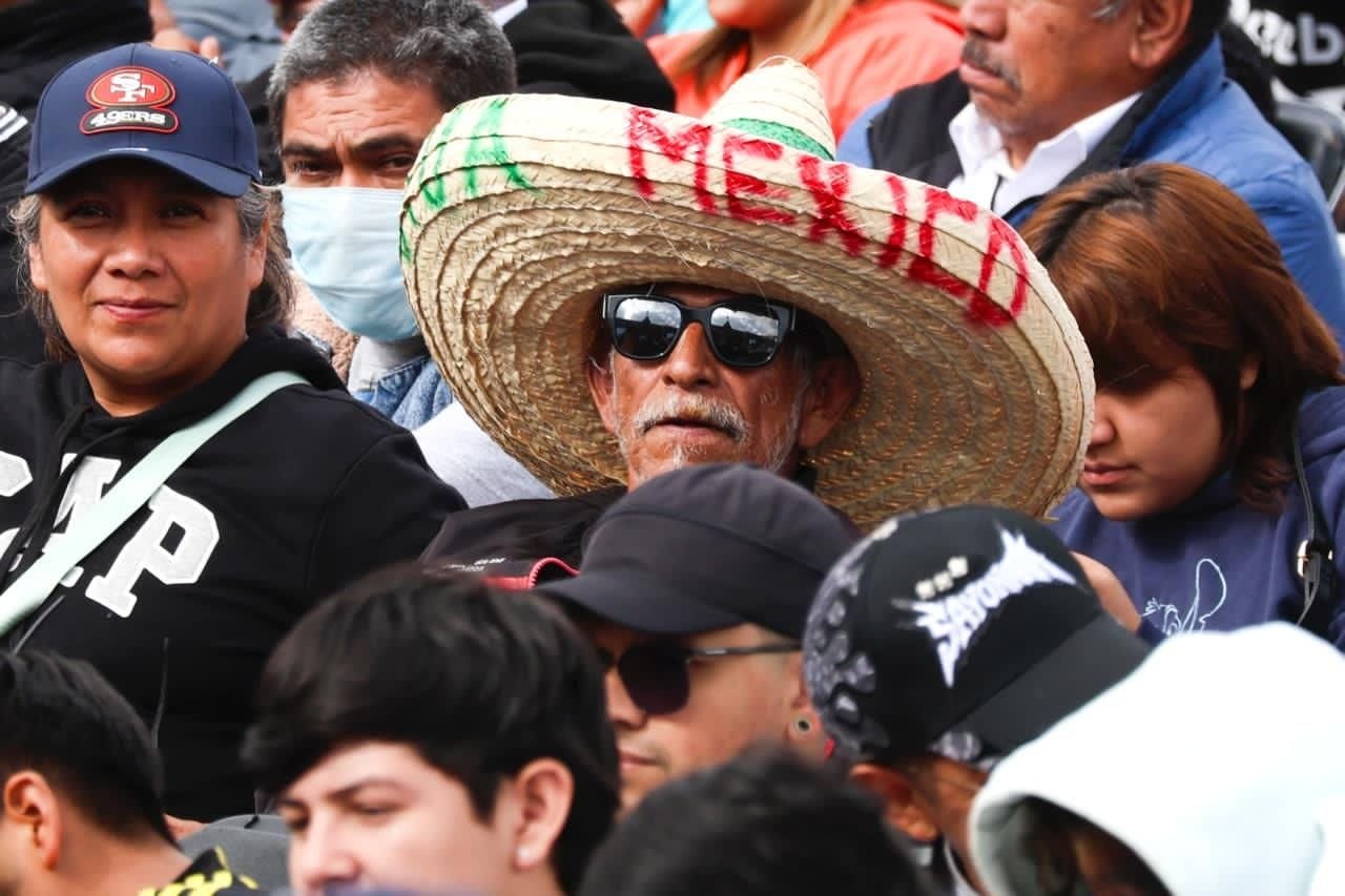 Asistentes reunidos durante el cierre de la gira de rendición de cuentas en el Zócalo