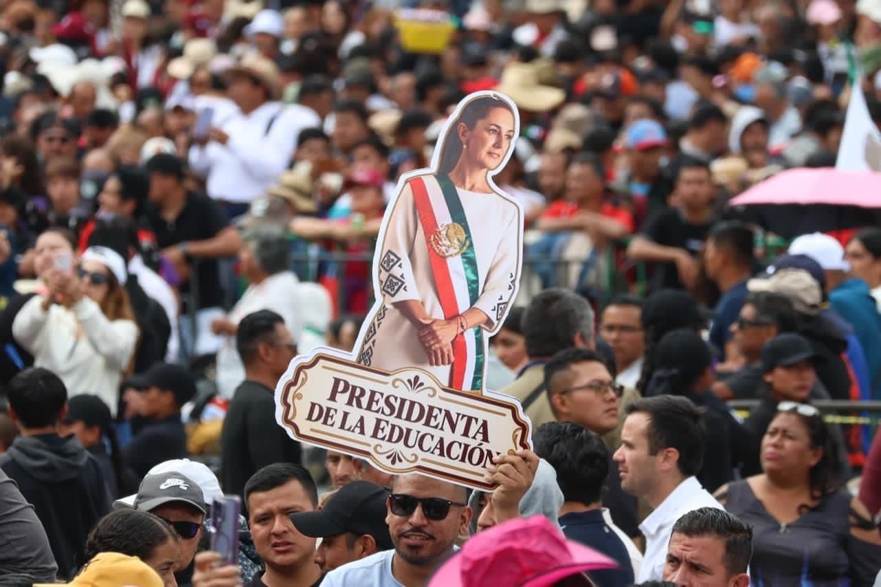 Asistentes al cierre de la gira nacional de Claudia Sheinbaum en el Zócalo