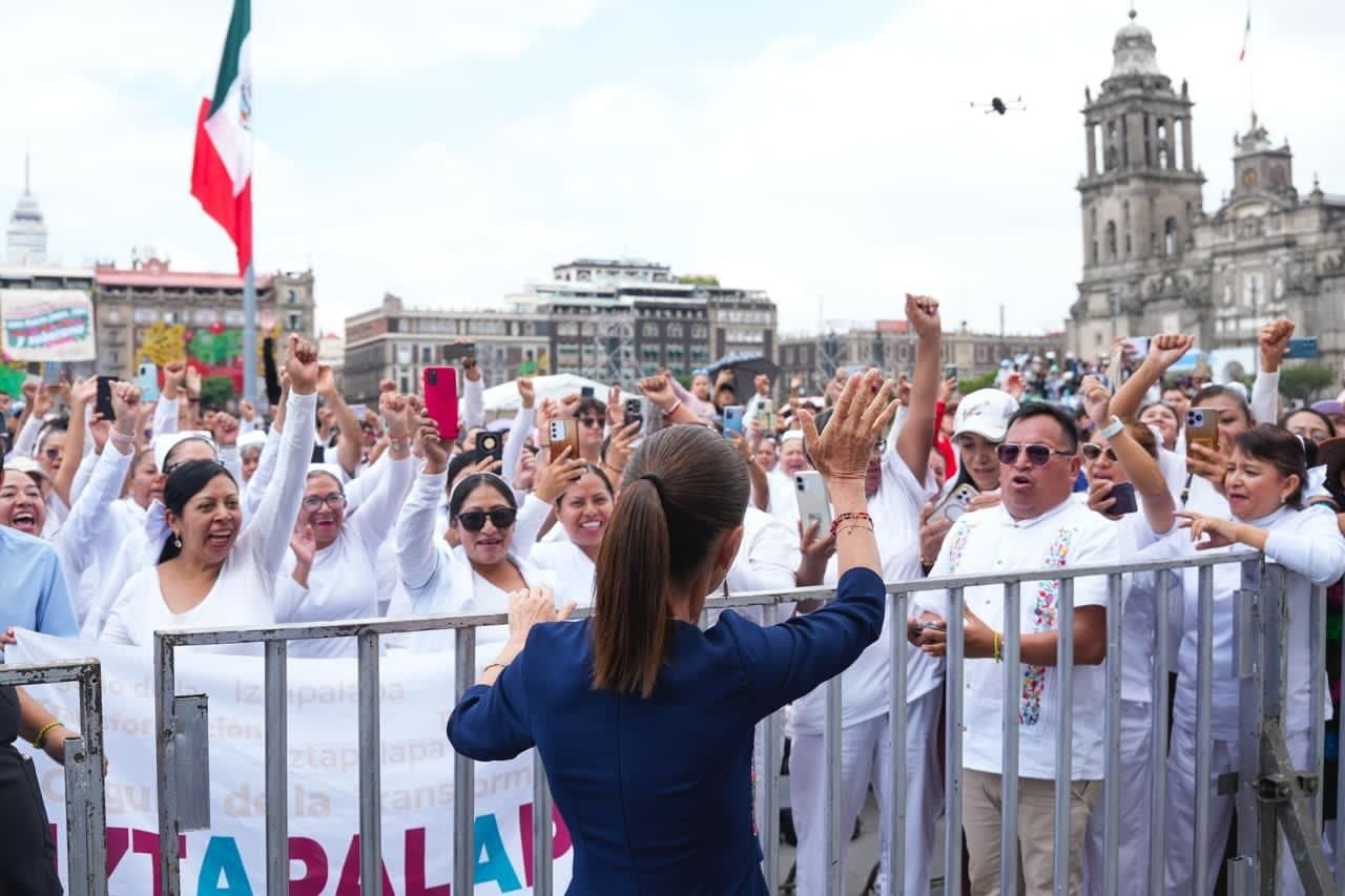 Claudia Sheinbaum saluda a asistentes reunidos en la Plaza de la Constitución
