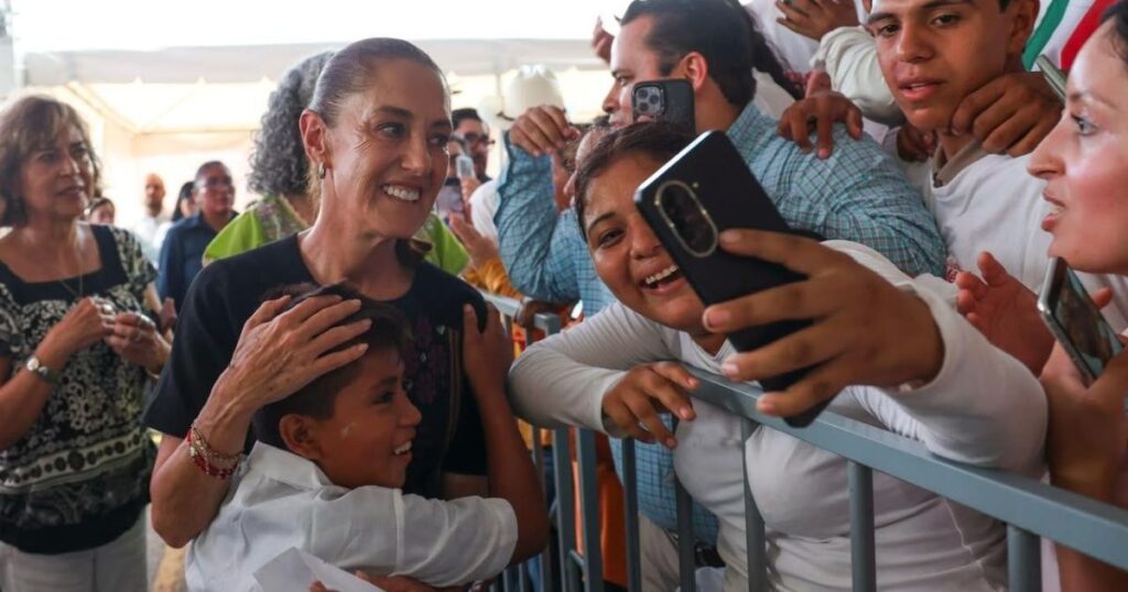 Claudia Sheinbaum convive con jóvenes y asistentes durante su visita a Sinaloa