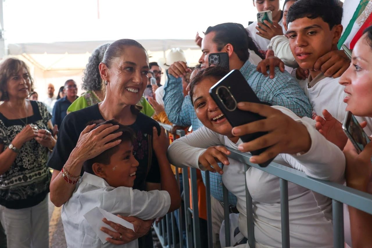 Claudia Sheinbaum convive con jóvenes y asistentes durante su visita a Sinaloa